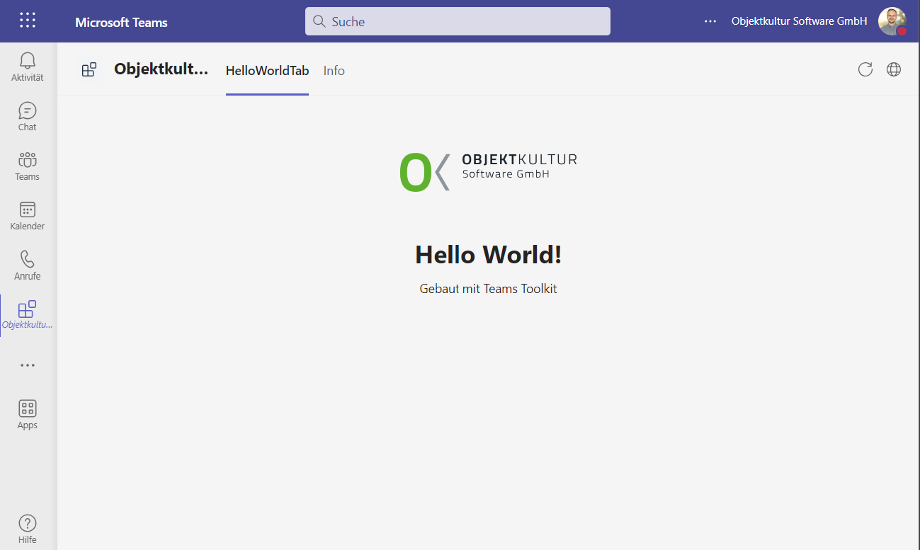 Ein Teams Tab der Hello World und das Logo von Objektkultur zeigt.